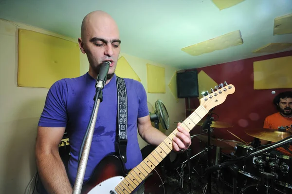 Joven Reproductor Música Amigos Banda Tienen Entrenamiento Garaje Casa — Foto de Stock