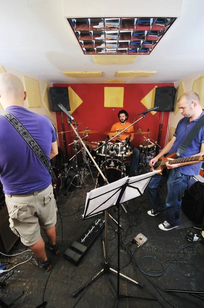 Jonge Muziekspeler Band Vrienden Hebben Training Huis Garage — Stockfoto