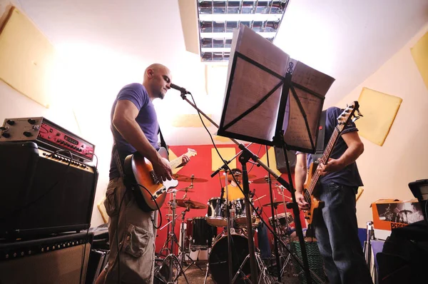 Jonge Muziekspeler Band Vrienden Hebben Training Huis Garage — Stockfoto