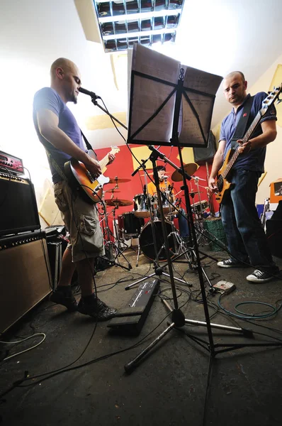 Jonge Muziekspeler Band Vrienden Hebben Training Huis Garage — Stockfoto