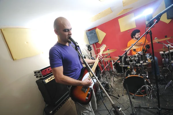 Jonge Muziekspeler Band Vrienden Hebben Training Huis Garage — Stockfoto