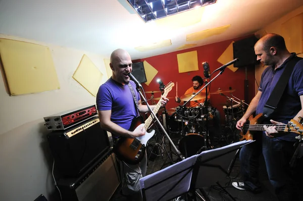 Jonge Muziekspeler Band Vrienden Hebben Training Huis Garage — Stockfoto