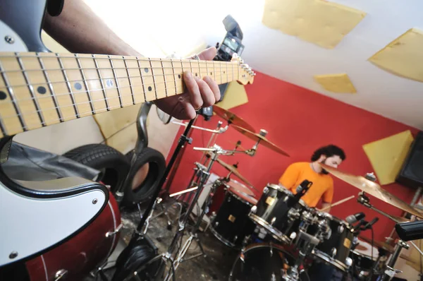 Joven Reproductor Música Amigos Banda Tienen Entrenamiento Garaje Casa — Foto de Stock