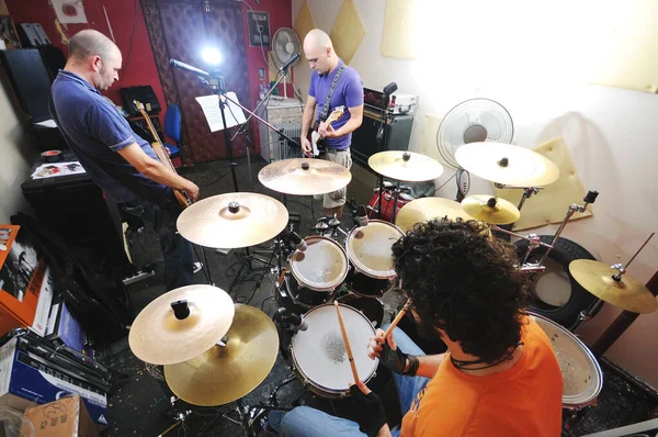 Jonge Muziekspeler Band Vrienden Hebben Training Huis Garage — Stockfoto