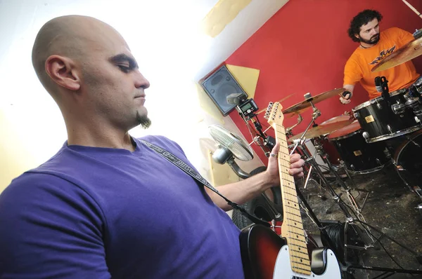 Jonge Muziekspeler Band Vrienden Hebben Training Huis Garage — Stockfoto