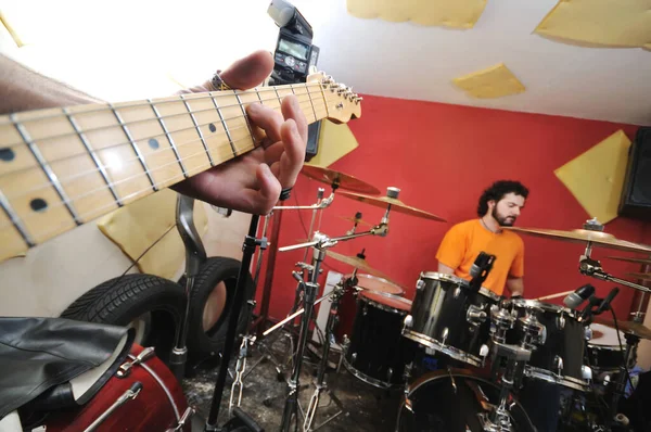 Jonge Muziekspeler Band Vrienden Hebben Training Huis Garage — Stockfoto