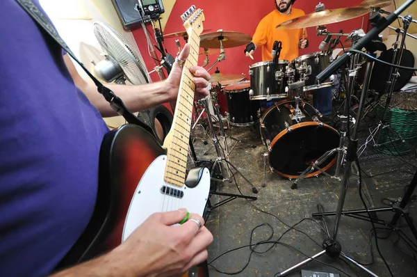 Jonge Muziekspeler Band Vrienden Hebben Training Huis Garage — Stockfoto