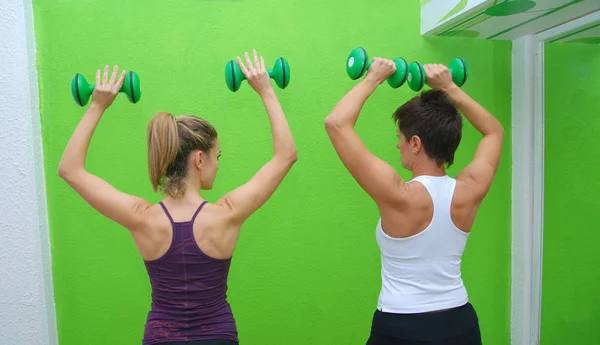 Mädchengruppe Trainiert Mit Hanteln Fitnessclub — Stockfoto