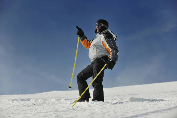 Jongeman Wijst Richting Winterseizoen Tijdens Recratie Ski Berg Met Show — Stockfoto