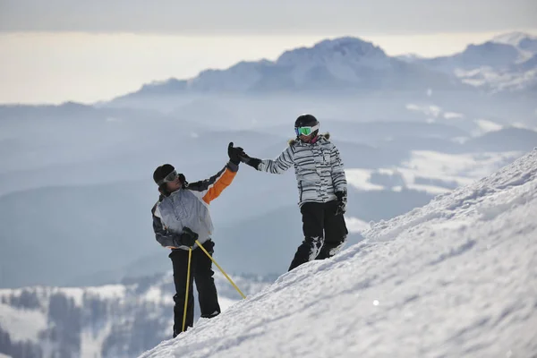 Casal Feliz Dirigindo Relaxando Com Snowboard Esqui Inverno Seasson Montanha — Fotografia de Stock