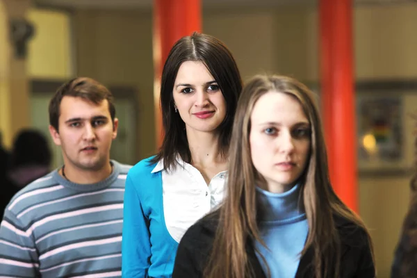 Feliz Estudiantes Personas Grupo Retrato Universidad Interior Edificio —  Fotos de Stock