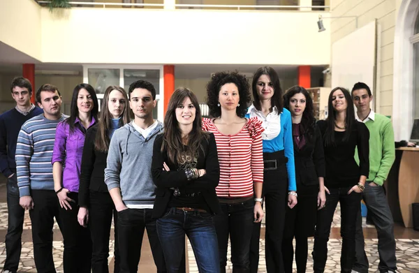 Gelukkige Studenten Mensen Groeperen Portret Bij University Indoor Building — Stockfoto