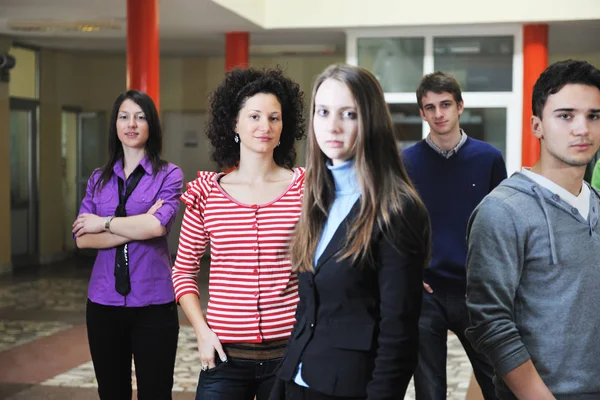 Feliz Estudiantes Personas Grupo Retrato Universidad Interior Edificio —  Fotos de Stock