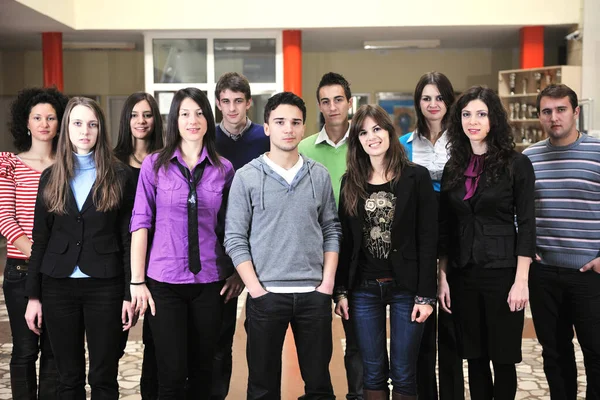 Feliz Estudiantes Personas Grupo Retrato Universidad Interior Edificio —  Fotos de Stock
