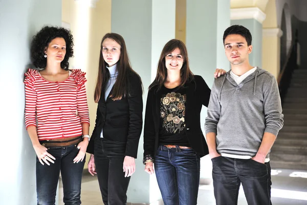 Feliz Estudiantes Personas Grupo Retrato Universidad Interior Edificio —  Fotos de Stock