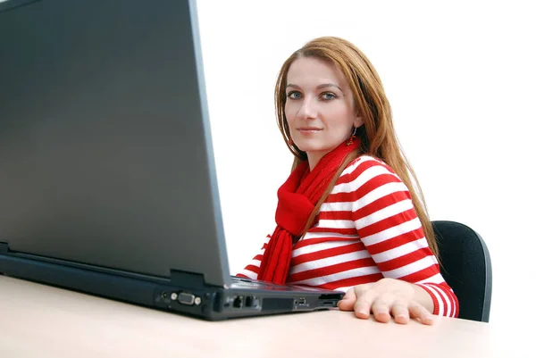 Frau Rot Arbeitet Hellen Büro Laptop — Stockfoto