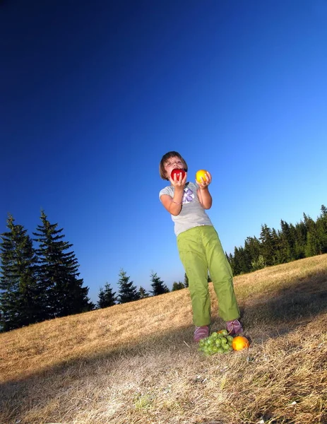 Menina Equilibrando Frutas Natureza Comida Saudável Conceito Alimentos Baixa Caloria — Fotografia de Stock