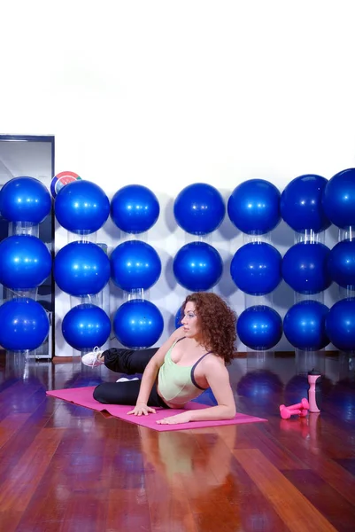 Joven Bonita Mujer Ejercitando Gimnasio —  Fotos de Stock