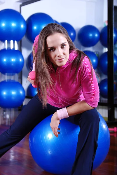 Junge Hübsche Frau Beim Training Einem Fitnesscenter — Stockfoto