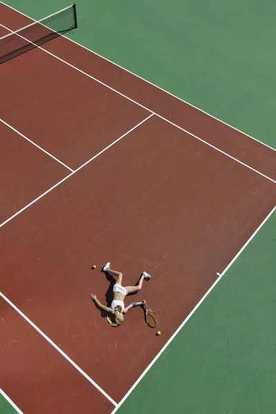 Молодая Женщина Играет Теннис Открытом Воздухе Оранжевом Теннисном Поле Рано — стоковое фото