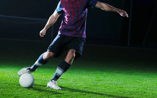 Jogador Futebol Fazendo Chute Com Bola Campo Estádio Futebol Isolado — Fotografia de Stock