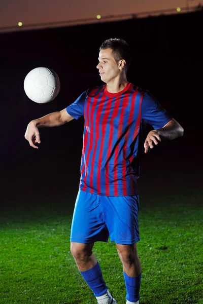 Ποδοσφαιριστής Κάνει Λάκτισμα Μπάλα Στο Γήπεδο Ποδοσφαίρου Απομονωμένο Μαύρο Φόντο — Φωτογραφία Αρχείου