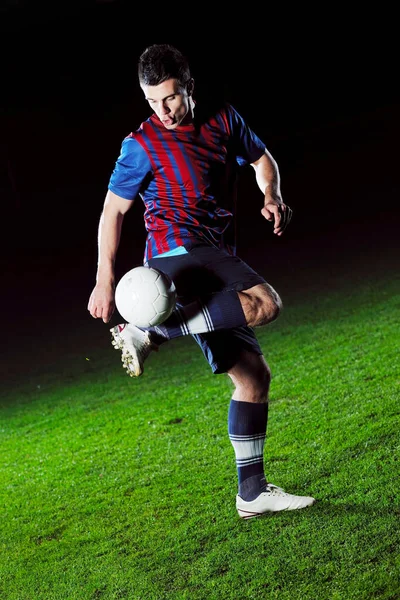 Jogador Futebol Fazendo Chute Com Bola Campo Estádio Futebol Isolado — Fotografia de Stock