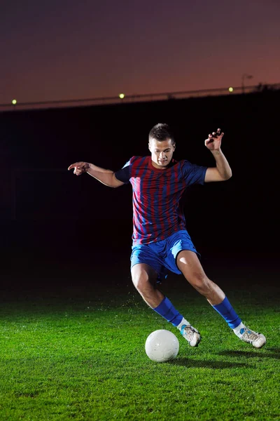 Ποδοσφαιριστής Κάνει Λάκτισμα Μπάλα Στο Γήπεδο Ποδοσφαίρου Απομονωμένο Μαύρο Φόντο — Φωτογραφία Αρχείου