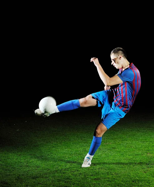 Fußballspieler Beim Kicken Mit Ball Auf Fußballplatz Isoliert Auf Schwarzem — Stockfoto