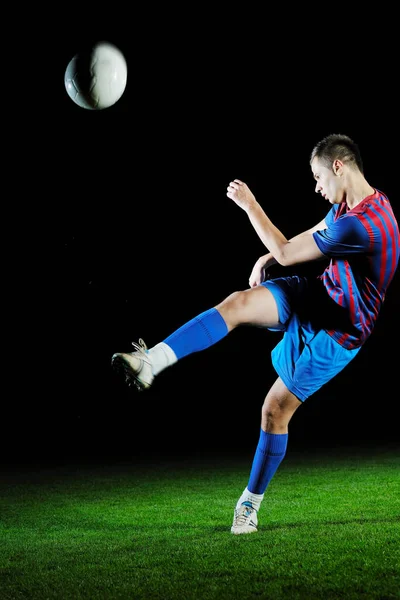 Fußballspieler Beim Kicken Mit Ball Auf Fußballplatz Isoliert Auf Schwarzem — Stockfoto