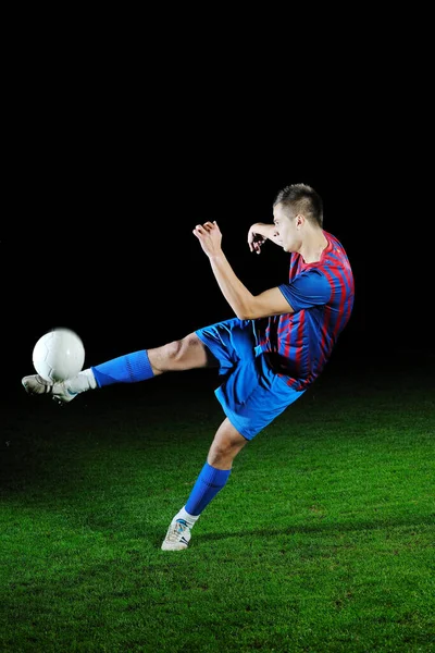 Piłkarz Robi Kopnięcie Piłką Boisku Piłkarskim Izolowane Czarnym Tle Nocy — Zdjęcie stockowe