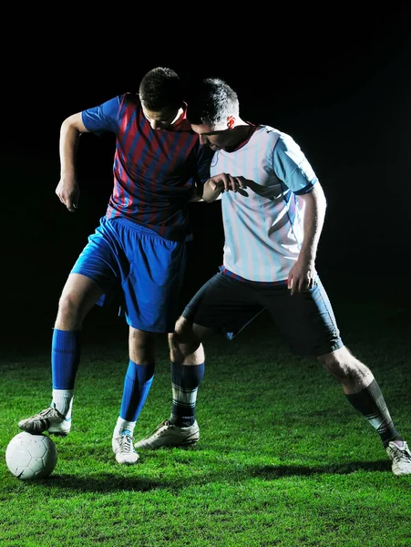 Akşamları Futbol Stadyumunda Futbol Oyuncularının Düellosu — Stok fotoğraf