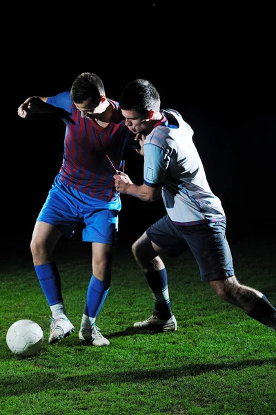 Soutěž Akční Běh Skok Duel Fotbalistů Fotbalovém Stadionu Noci — Stock fotografie