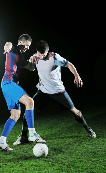 Akşamları Futbol Stadyumunda Futbol Oyuncularının Düellosu — Stok fotoğraf