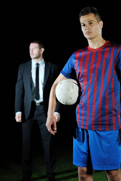 Ποδόσφαιρο Αθλητισμός Μάνατζερ Στο Επιχειρηματικό Κοστούμι Προπονητής Και Ποδοσφαιριστής Στάδιο — Φωτογραφία Αρχείου