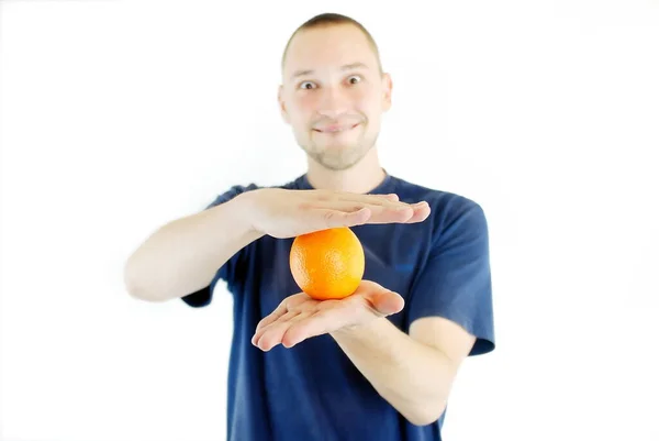 Mężczyzna Trzymający Pomarańczę Dłoni — Zdjęcie stockowe