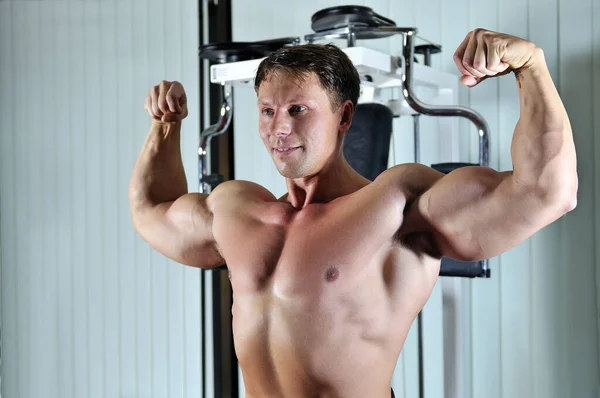 Starker Junger Mann Trainiert Fitnessstudio — Stockfoto