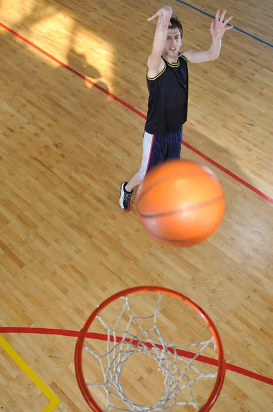 Один Здоровий Молодий Чоловік Грає Баскетбол Шкільному Тренажерному Залі Приміщенні — стокове фото