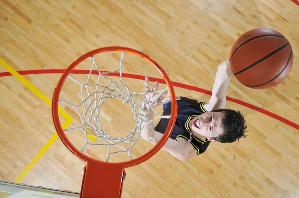 Jeden Zdravý Mladý Muž Hrát Basketbal Školní Tělocvičně Krytého — Stock fotografie