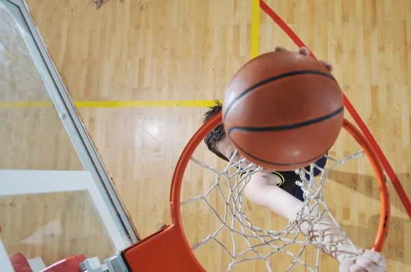 Один Здоровий Молодий Чоловік Грає Баскетбол Шкільному Тренажерному Залі Приміщенні — стокове фото