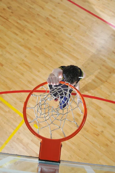 Ein Gesunder Junger Mann Spielt Basketballspiel Der Schulsporthalle — Stockfoto