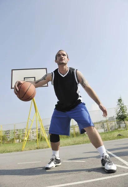 Basketballerin Übt Und Posiert Für Basketball Und Sportlerkonzept — Stockfoto
