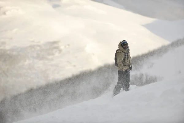 Snowboardåkare Avkopplande Och Poserar Solig Dag Vintern Säsong Med Blå — Stockfoto