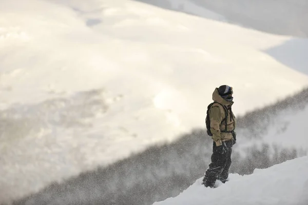 Snowboarder Rilassante Posa Nella Giornata Sole Nella Stagione Invernale Con — Foto Stock