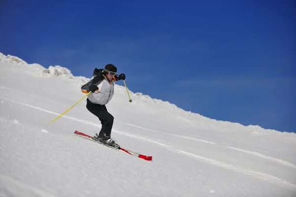 Skifahrer Freeride Abfahrt Bei Schönem Sonnenschein — Stockfoto