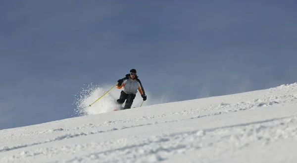 Kayakçı Güzel Güneşli Bir Günde Kış Mevsiminde Yokuş Aşağı Bedavaya — Stok fotoğraf