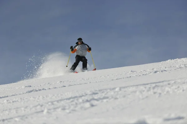Skiër Gratis Afdaling Het Winterseizoen Mooie Zonnige Dag — Stockfoto