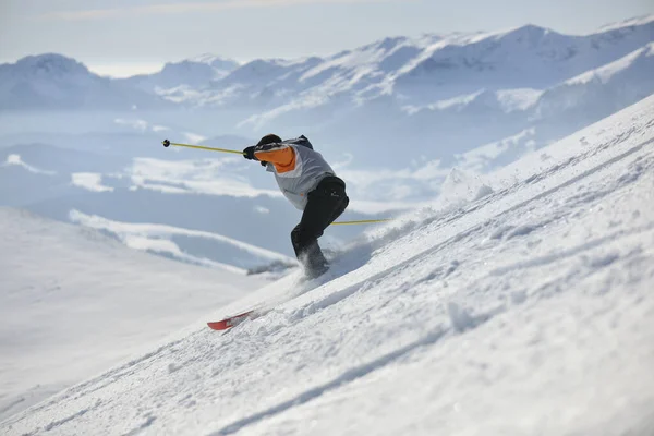 Skifahrer Freeride Abfahrt Bei Schönem Sonnenschein — Stockfoto