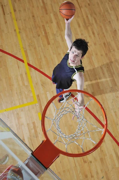 Een Gezonde Jonge Man Spelen Basketbalspel School Sportschool Binnen — Stockfoto