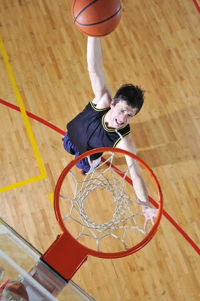 Jovem Saudável Jogar Jogo Basquete Escola Ginásio Indoor — Fotografia de Stock